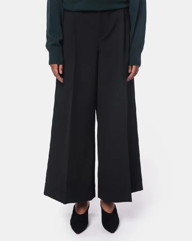 chic women’s outerwear for fall fashion -Hilla Pant in Black